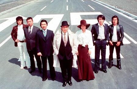 「Ｇメン’７５」のオープニング映像で横一列で並んで歩く（左から）岡本富士太、藤木悠さん、夏木陽介さん、丹波哲郎さん、藤田美保子、原田大二郎、倉田保昭の初期メンバー（ｃ）東映