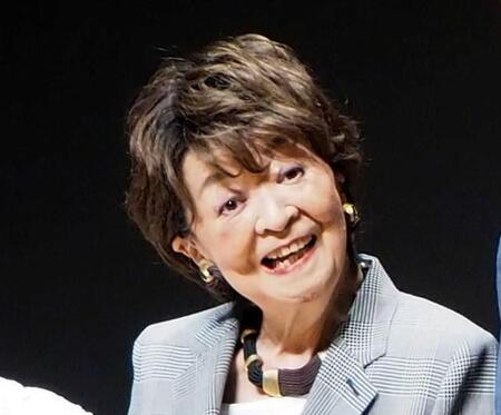 「ひらり」の記者発表に出席した石田ひかり（前列中央）と内館牧子さん（同右）＝1992年5月撮影