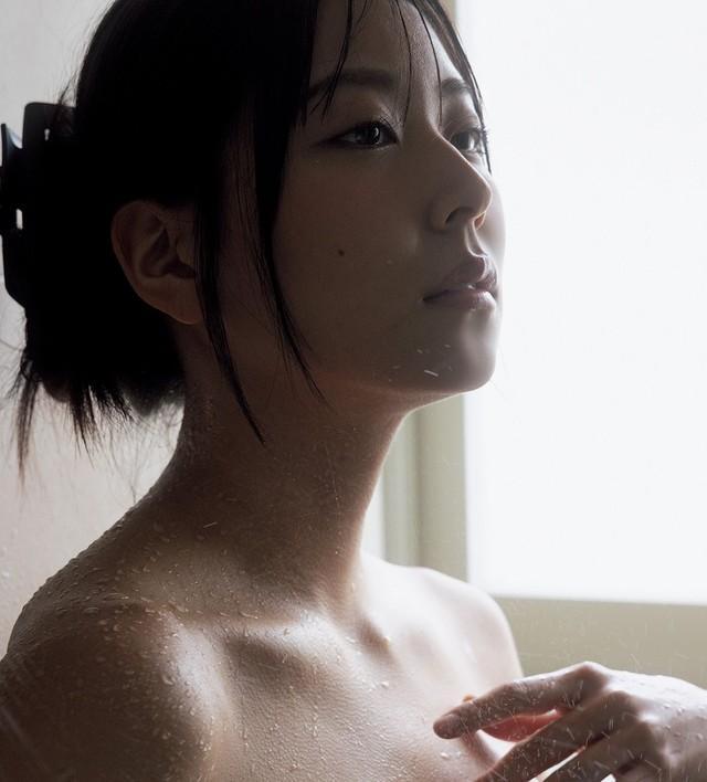 白間美瑠「週刊SPA! 」（扶桑社）4月7・14日合併号より＝撮影／中山雅文 ヘアメイク／TAKA スタイリング／米丸友子