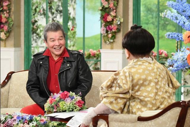 「徹子の部屋」　（右から） 黒柳徹子、尾藤イサオ＝テレビ朝日提供