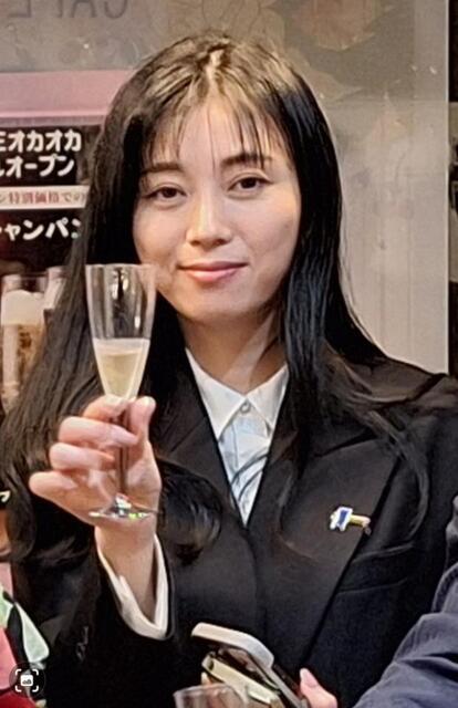 グラスを手にする斉藤りえ氏＝＝東京・浅草の「CＡＦＥオカオカ」