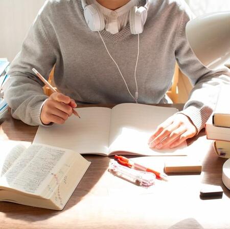 勉強中の休憩は完全に休むと危険？　※画像はイメージです（@nyao/photoAC）