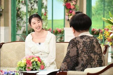 「徹子の部屋」　（右から） 黒柳徹子、桜井日奈子＝テレビ朝日提供