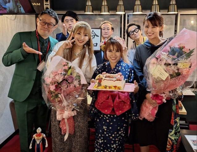 開店イベントに参加した（前列左から）モロヘイヤ三上、山田まりや、浜田ブリトニー、小阪由佳、（後列左から）かずみん、ドラＱ、ラッキィ池田＝東京・浅草の「ＣＡＦＥオカオカ」