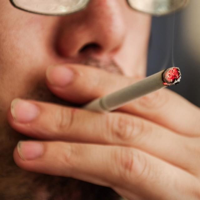 つい道端でたばこをポイ捨て…まさかの警察沙汰に！これで逮捕ってあり得るの？【弁護士が解説】