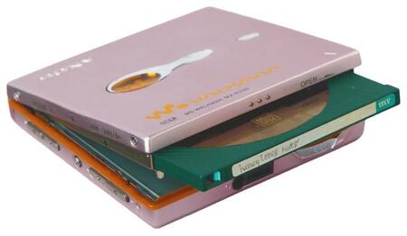 携帯音楽プレーヤーに差し込んだMD。極細ラベルに文字を書き込む苦労もあった※「平成レトロ博覧会」（東京キララ社）より