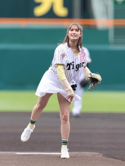 井森美幸57歳のマウンド！スカートふわりトラウデン直美 AKBコンビは