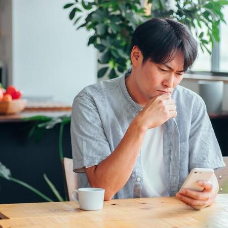 亡き父のスマホのロックが開けられない　※画像はイメージです（FineGraphics/photoAC）