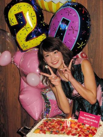 ファンとシャンパンで乾杯しお酒を初体験した久松郁実(2016年)