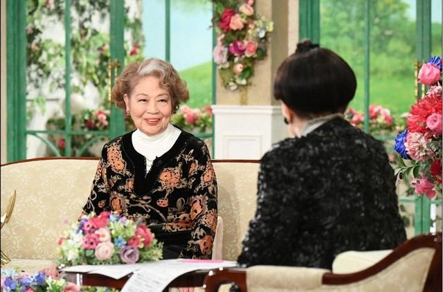 「徹子の部屋」　（右から） 黒柳徹子、カオリ・ナラ・ターナー＝テレビ朝日提供
