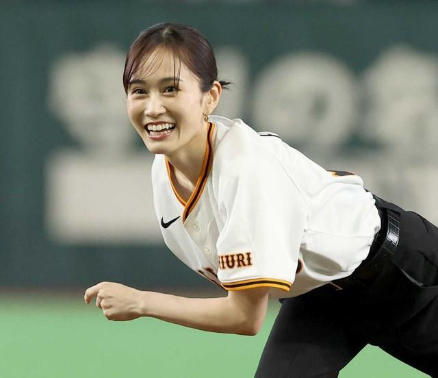 始球式を務めた前田敦子