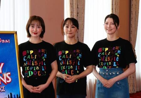「メリー・ポピンズ」大阪公演でタイトルロールをトリプルキャストで演じる（左から）笹本玲奈、濱田めぐみ、朝夏まなと＝大阪・梅田芸術劇場