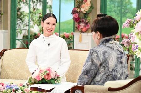 「徹子の部屋」   (右から） 黒柳徹子、戸田恵梨香＝テレビ朝日提供