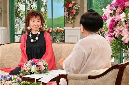 「徹子の部屋」    (右から） 黒柳徹子、三田佳子＝テレビ朝日提供