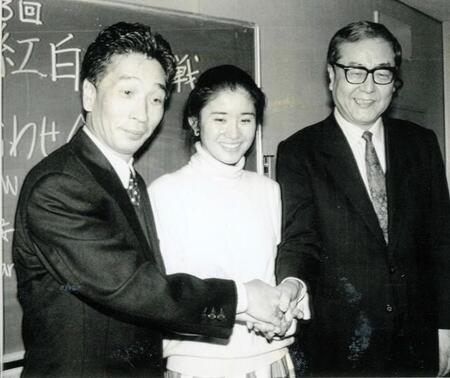 紅白歌合戦の司会として会見する（左から）堺正章、石田ひかり、山川静夫アナ＝1992年12月