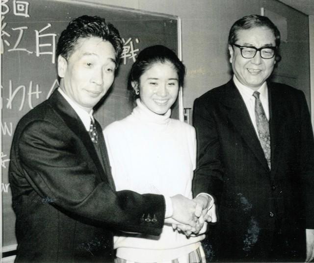紅白歌合戦の司会として会見する（左から）堺正章、石田ひかり、山川静夫アナ＝1992年12月