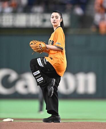 東京ドームのマウンドに登場した池田エライザ