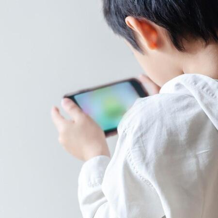 スマホや携帯ゲームばかりする我が子の視力が落ちていき…　　※画像はイメージです（ritomaru/photoAC）