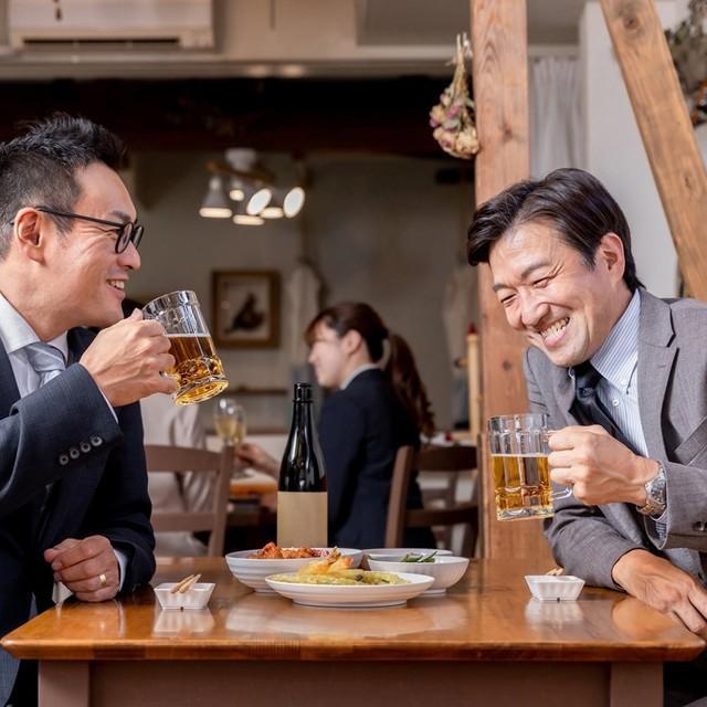飲み会で未発表の企業情報を漏らしてしまうのは仕方がない？　※画像はイメージです（FineGraphics/photoAC）