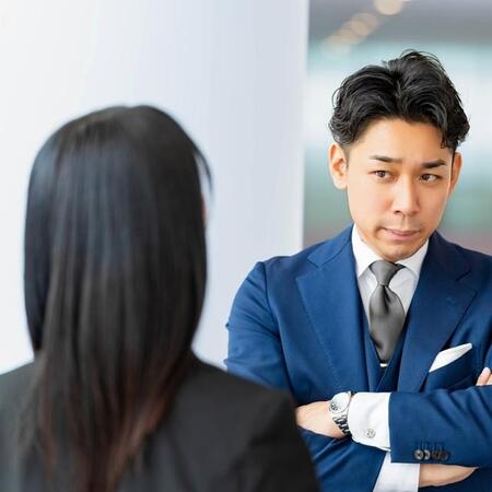 後輩の女性社員との接し方にも配慮が必要…パワハラやセクハラは紙一重　※画像はイメージです（まめぷー/photoAC）