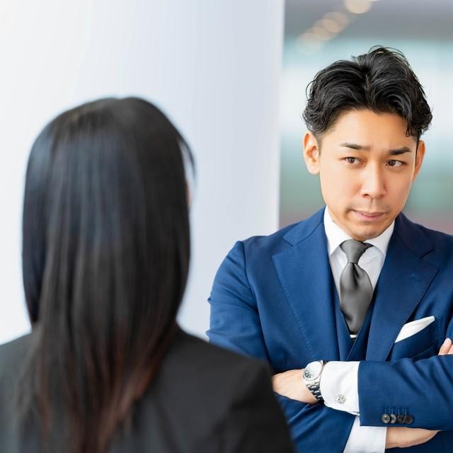 後輩の女性社員との接し方にも配慮が必要…パワハラやセクハラは紙一重　※画像はイメージです（まめぷー/photoAC）