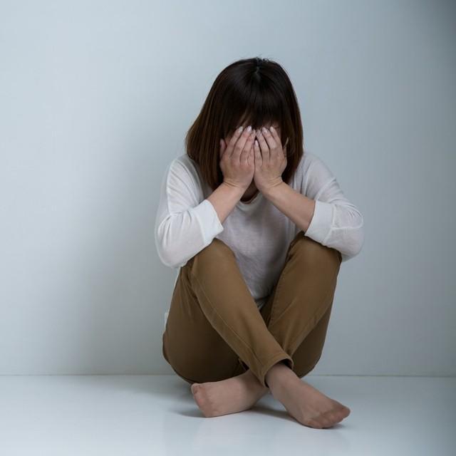 余計に喋ってしまい帰宅後はいつも1人反省会　※画像はイメージです（FineGraphics/photoAC）