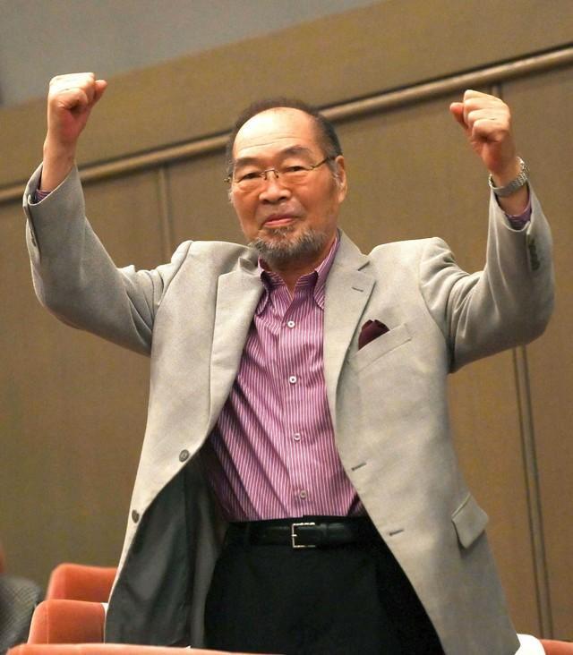 代名詞となった「ガッツポーズ」を披露するガッツ石松さん