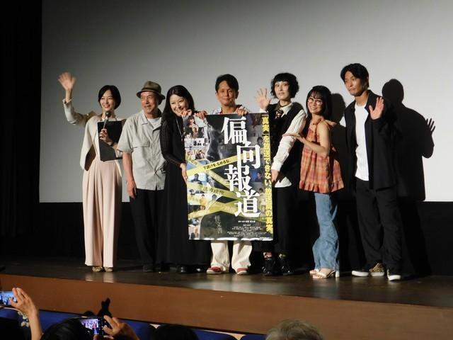 舞台あいさつした（左から）東さや香、蛍雪次朗、三枝りな、荻野欣士郎監督、鳥居みゆき、時東ぁみ、大迫一平＝東京・池袋のシネマ・ロサ