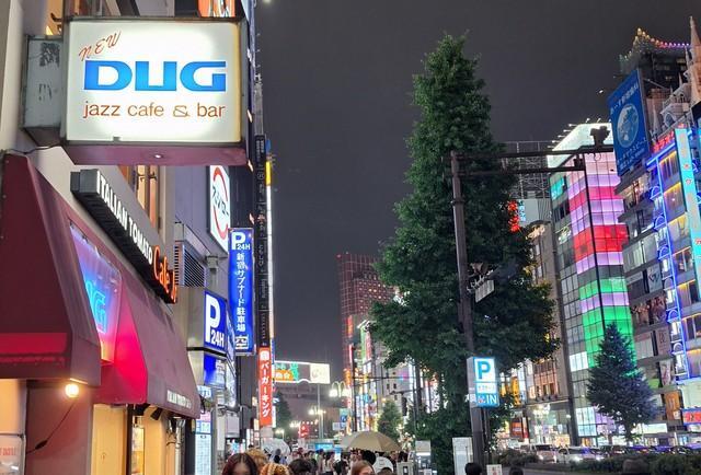 新宿の夜景に浮かぶ老舗ジャズ喫茶「DUG」の看板。ロゴはイラストレーター・和田誠さんが手掛けた