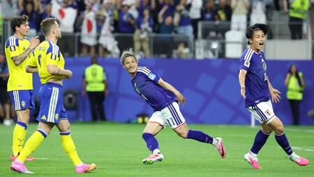後半、先制ゴールを決め、笑顔で駆け出す前田大然。右は上田綺世＝ダラススタジアム