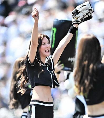 スレンダーボディでガッツポーズの水上さき＝ZOZOマリンスタジアム