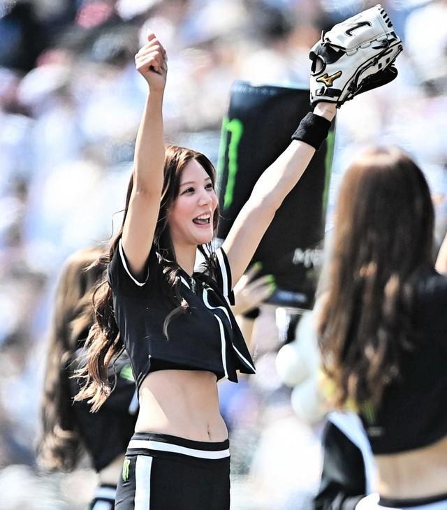スレンダーボディでガッツポーズの水上さき＝ZOZOマリンスタジアム
