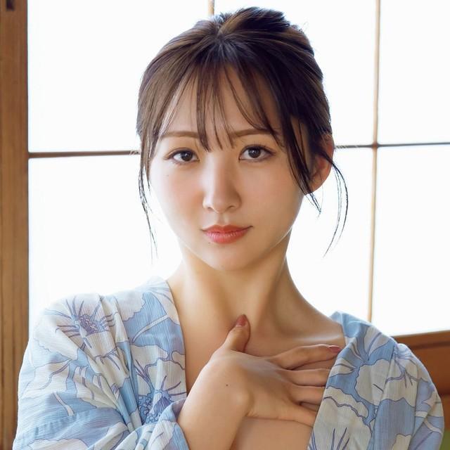 浴衣をはらり、キャミからチラリ！腕だけ隠しショット｢じっくり見て