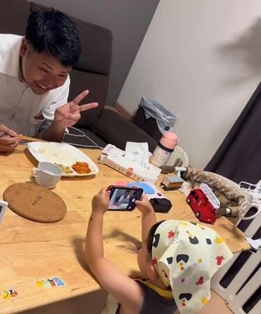 お子さんが食事中の父を撮影する様子（しゅうくん/ときくんママさん提供）