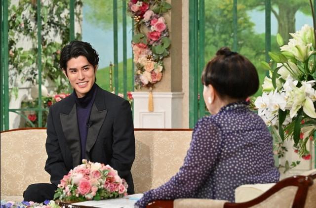 「徹子の部屋」  黒柳徹子(右)、寛一郎＝テレビ朝日提供
