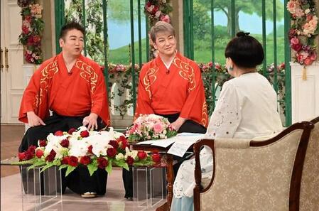 「徹子の部屋」   黒柳徹子(右)、吉田健一、吉田良一郎＝テレビ朝日提供
