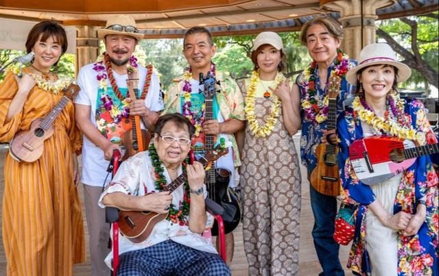 ハワイの音楽フェスに出演する高木ブー（前列左）、荻野目洋子（同右）ら「1933ウクレレオールスターズ」のメンバー