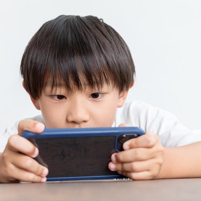 子どもが勝手にガチャ課金…　※画像はイメージです（KeyRabbits/photoAC）