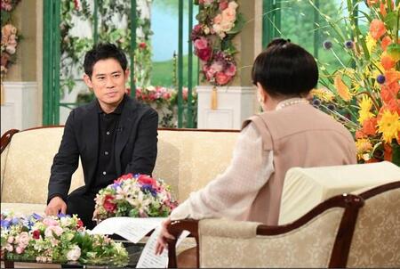 「徹子の部屋」    黒柳徹子(右)、伊藤淳史＝テレビ朝日提供