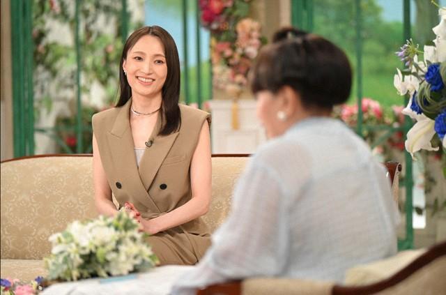 「徹子の部屋」   黒柳徹子(右)、望海風斗＝テレビ朝日提供