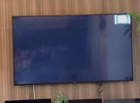  画面右上だけに小さく映像が表示されたテレビ（ssguさん提供） 