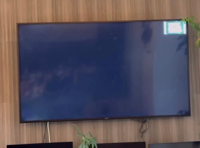  画面右上だけに小さく映像が表示されたテレビ（ssguさん提供） 