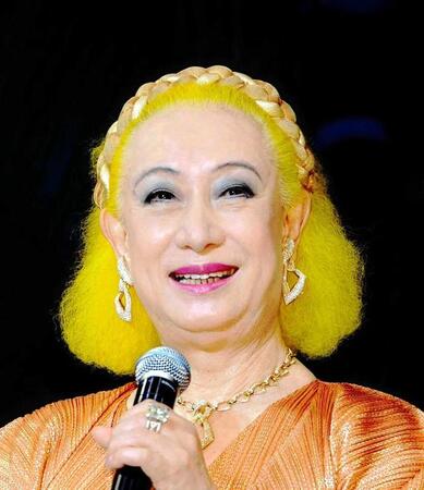 70代後半で歌手として再び注目された当時の美輪明宏さん。幅広い活動の中でも原点は「歌」だった（2013年撮影）