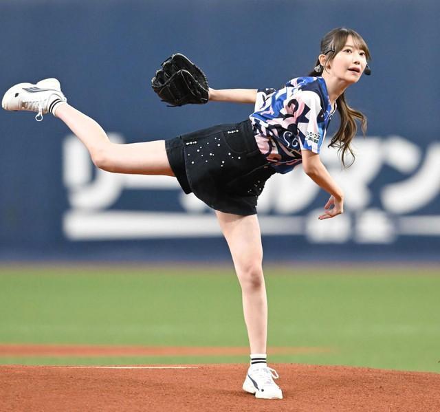 セレモニアルピッチを務める乃木坂46・黒見明香＝京セラドーム