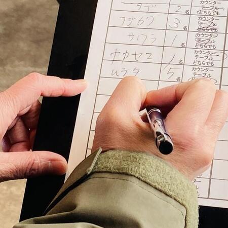 順番待ちにはイニシャルを書いてもいい？　※画像はイメージです（himawariin/photoAC）