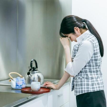 なんで女性社員だけお茶くみしなきゃいけないの？　※画像はイメージです（FineGraphics/photoAC）