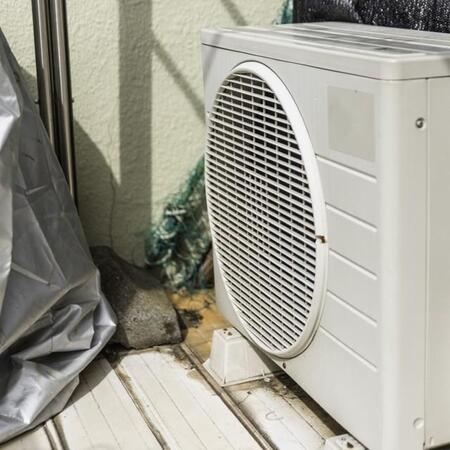 室外機の近くに物を置くのはNG？　※画像はイメージです（みゆきちばば/photoAC）