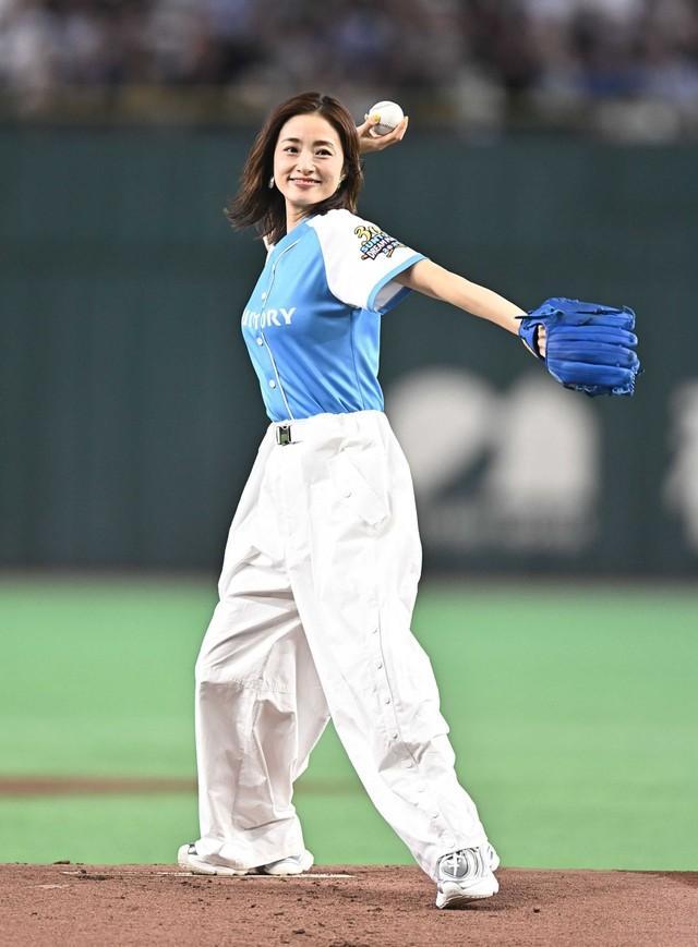 始球式を務めた上戸彩＝東京ドーム