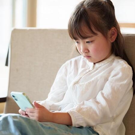 子どものスマホデビューって何歳くらいからがいいの？　※画像はイメージです（taka ac/photoAC）