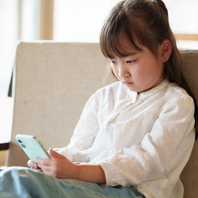 子どものスマホデビューって何歳くらいからがいいの？　※画像はイメージです（taka ac/photoAC）